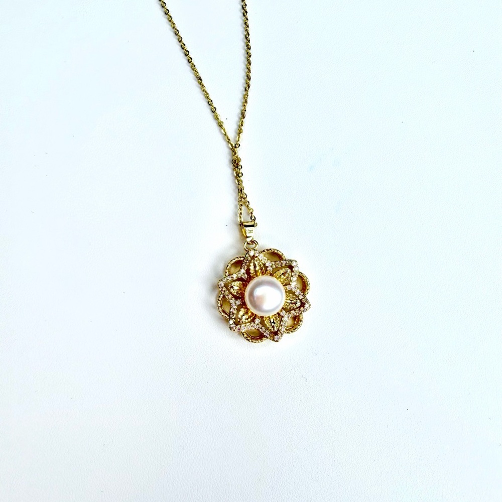 Elegant Gold Pendant Necklace